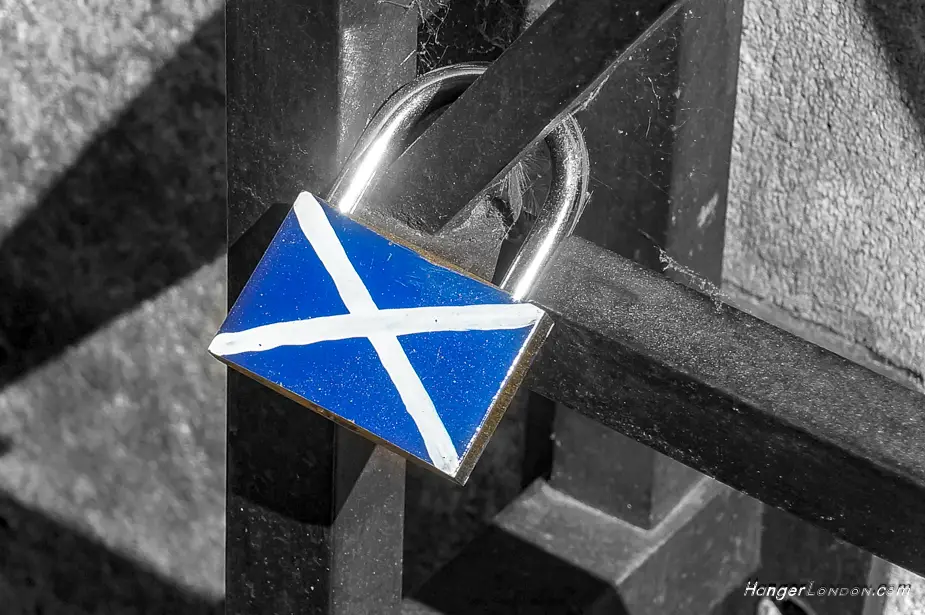 Scottish flag on a lock that the public have left by the Wallace plaque