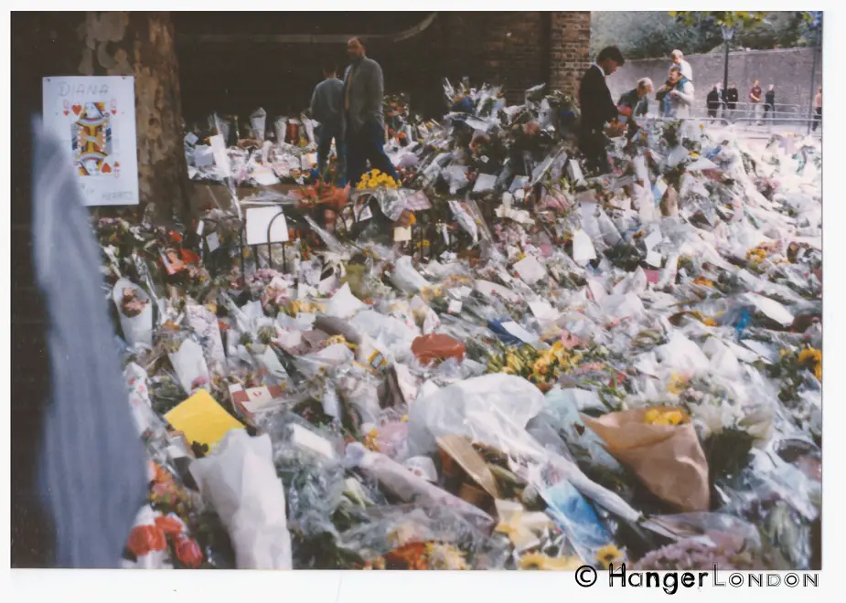 Floral Tributes laid in sympathy for the Loss of Princess Diana. Along the mall past ST James Palace and onward to Buckingham Palace. September 1997. The Queen of hearts image was something that many people put in their tributes. 