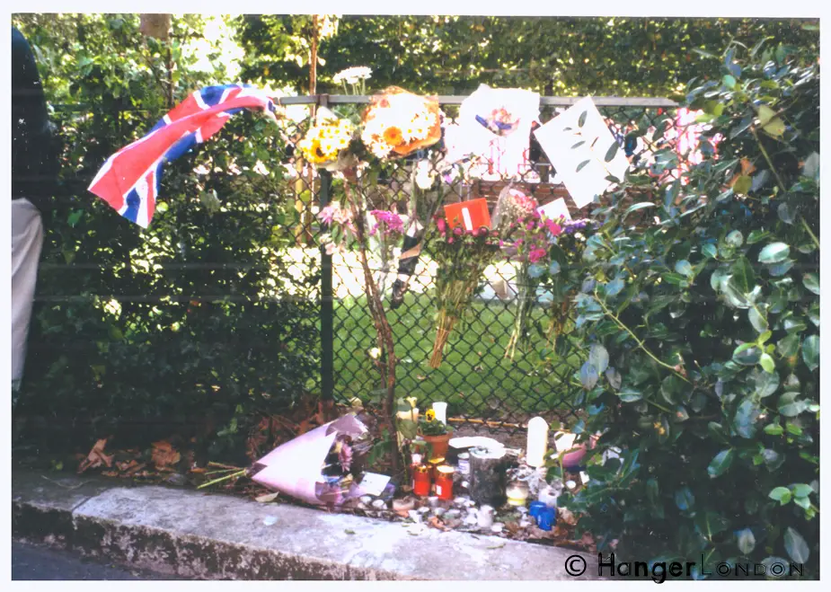 Remember 9/11 at these Memorials in London 17 American Embassy 2001 tribute response in London soon after the event.