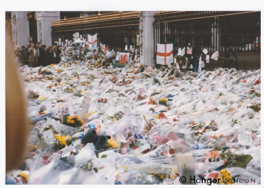 Floral Tributes in sympathy for Princess Diana, laid by the public. Outside Buckingham Palace September 1997