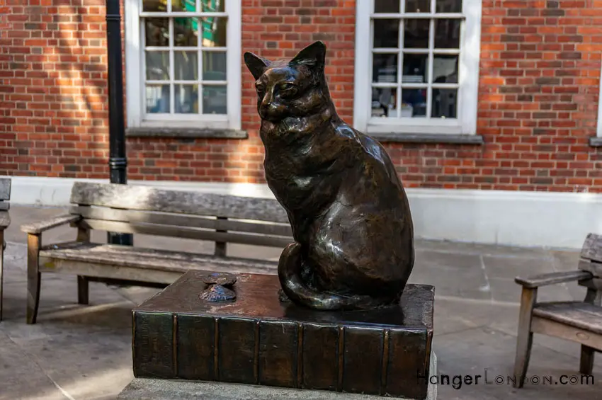 Dr Johnson cat statue opposite 17 Gough Square EC4A 3DE