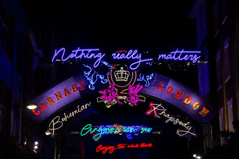 6 minutes that shook the world, the recording of Bohemian Rhapsody 13 Bohemian Rhapsody Light display Carnaby st