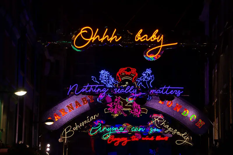 6 minutes that shook the world, the recording of Bohemian Rhapsody 14 Bohemian Rhapsody Light display Carnaby street