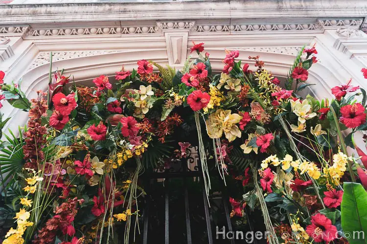 11 Cadogan Gardens a decorated doorway with hibiscus and red, yellow green and white theme