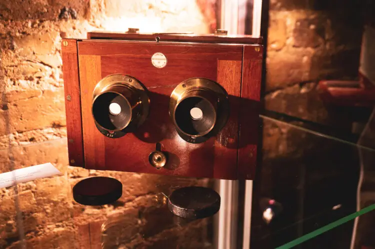 Brief look at Diableries Stereoscopic Adventure in Hell - Dr Brian May Collection 4 Brian May Diableries photo exhibition stereoscopic adventures in hell - viewer lenses